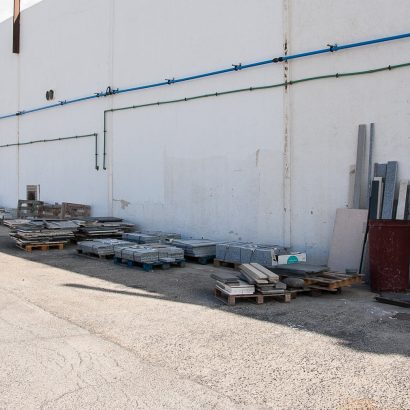 Largo conducto de aire comprimido en pared exterior de nave industrial