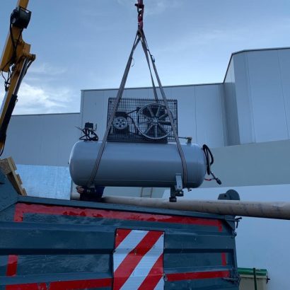 Elevando un compresor de aire para su instalación