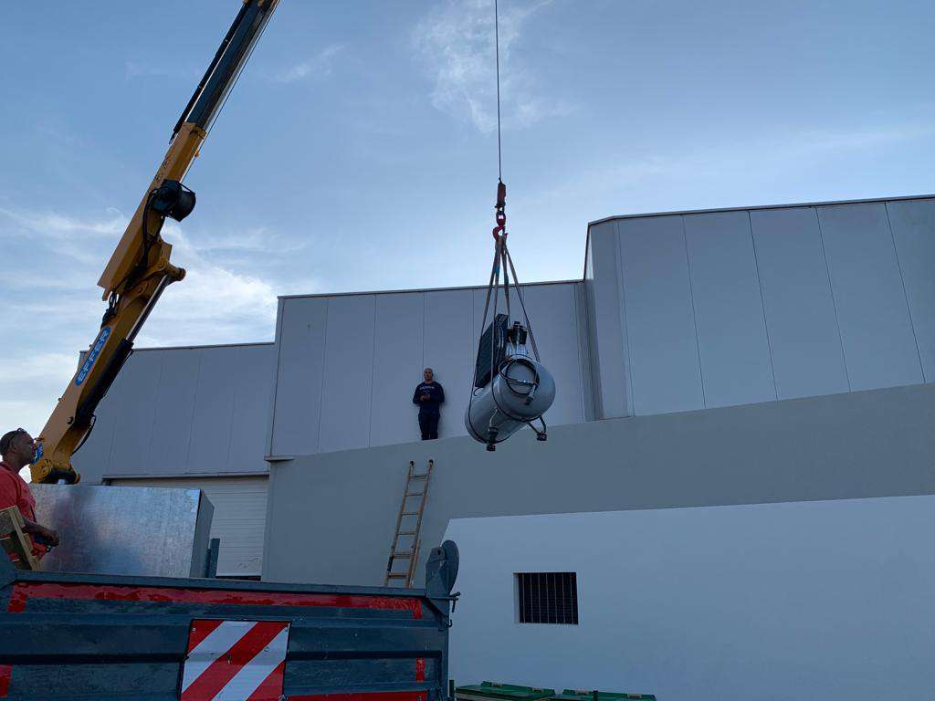 grua elevando compresor de aire