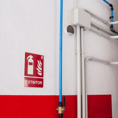 instalción en pared de terminal con llave y válvulas para trabajos con aire comprimido