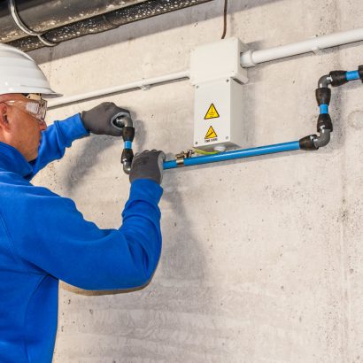 Operario realizando tareas de mantenimiento de las instalaciones de aire comprimido