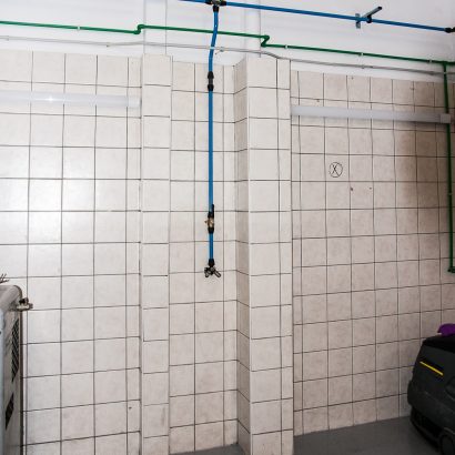 Toma de aire comprimido en puesto de trabajo específico