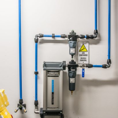 Entramado de condusctos y válvula principal de una instalación de aire comprimido para hotel